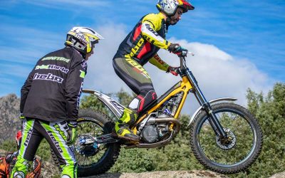 Clase sobre base del Trial en Trialworld School con Enduro Training